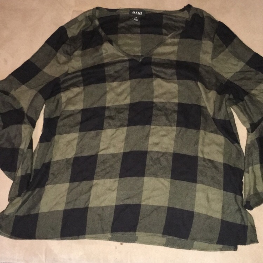 💚GREEN PLAID BELL SLEEVED TOP 💚